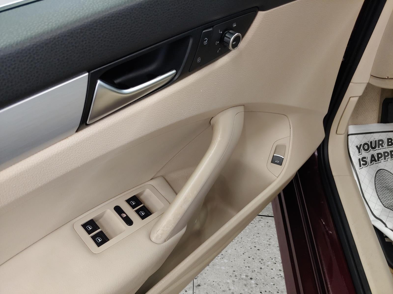 2012 Volkswagen Passat SE w/Sunroof & Nav PZEV
