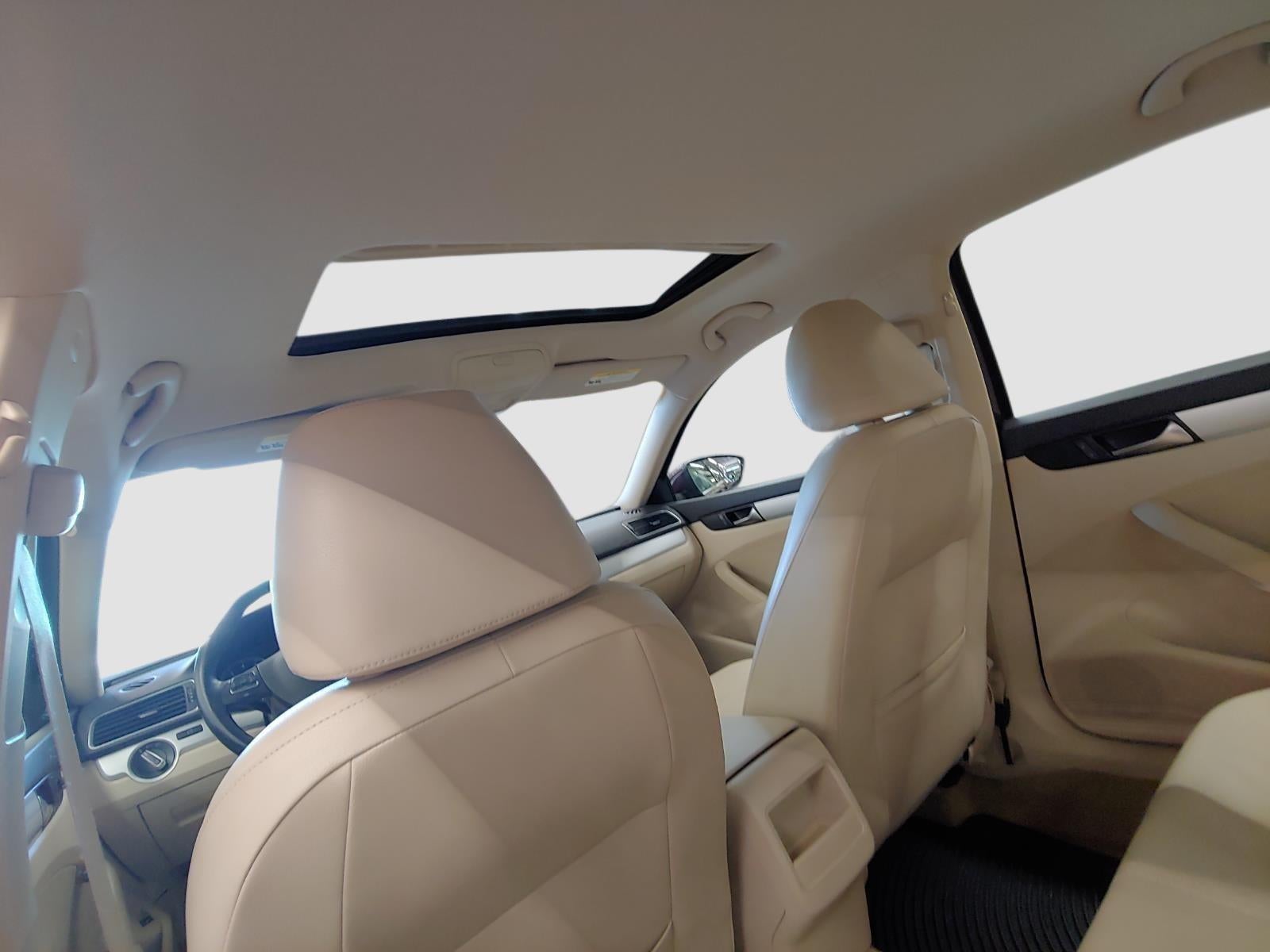 2012 Volkswagen Passat SE w/Sunroof & Nav PZEV