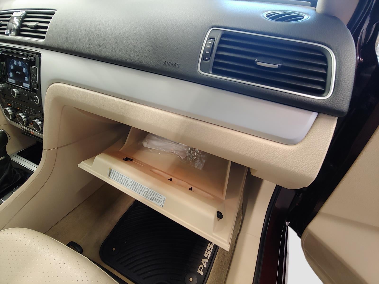 2012 Volkswagen Passat SE w/Sunroof & Nav PZEV