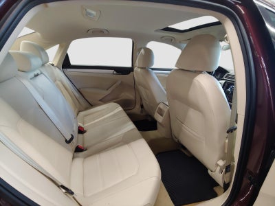 2012 Volkswagen Passat SE w/Sunroof & Nav PZEV