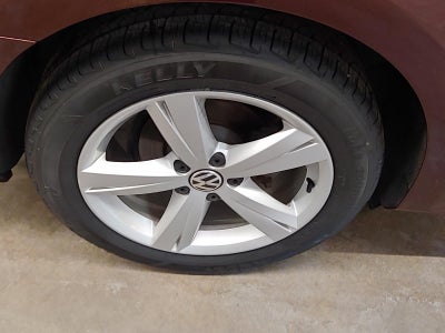 2012 Volkswagen Passat SE w/Sunroof & Nav PZEV