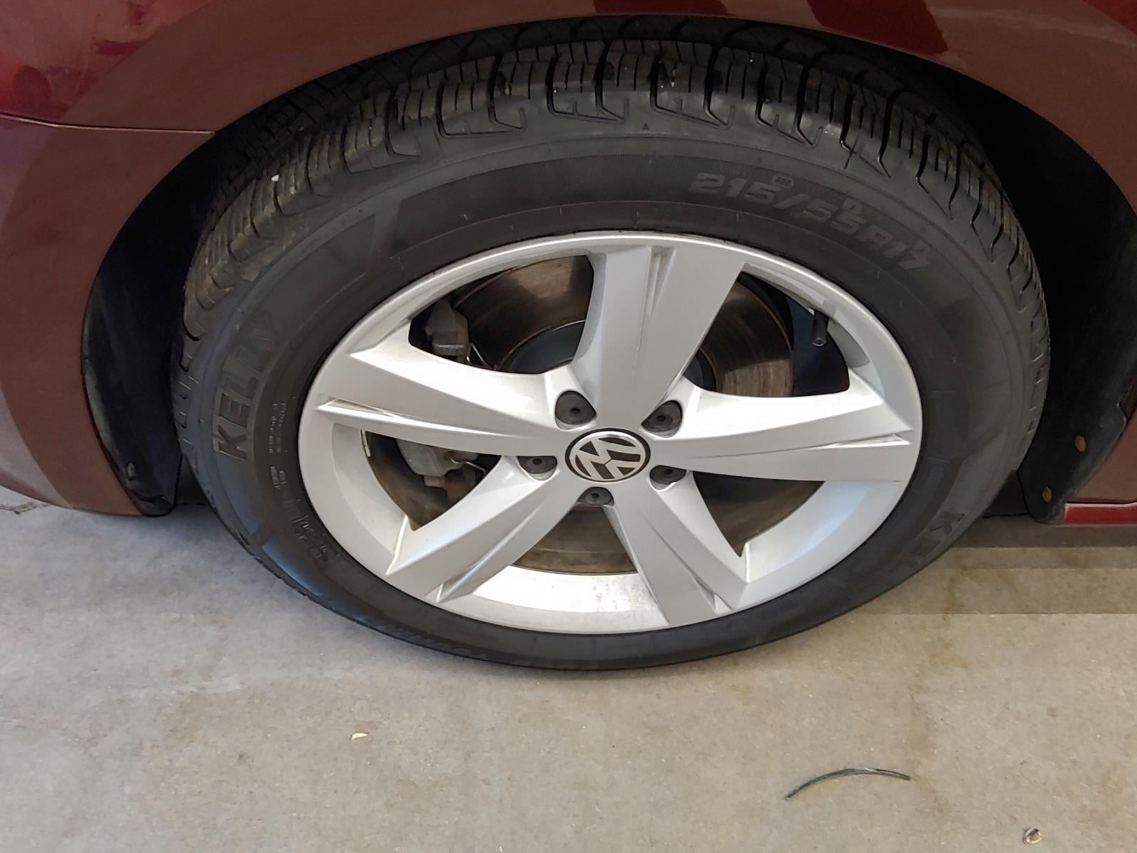 2012 Volkswagen Passat SE w/Sunroof & Nav PZEV