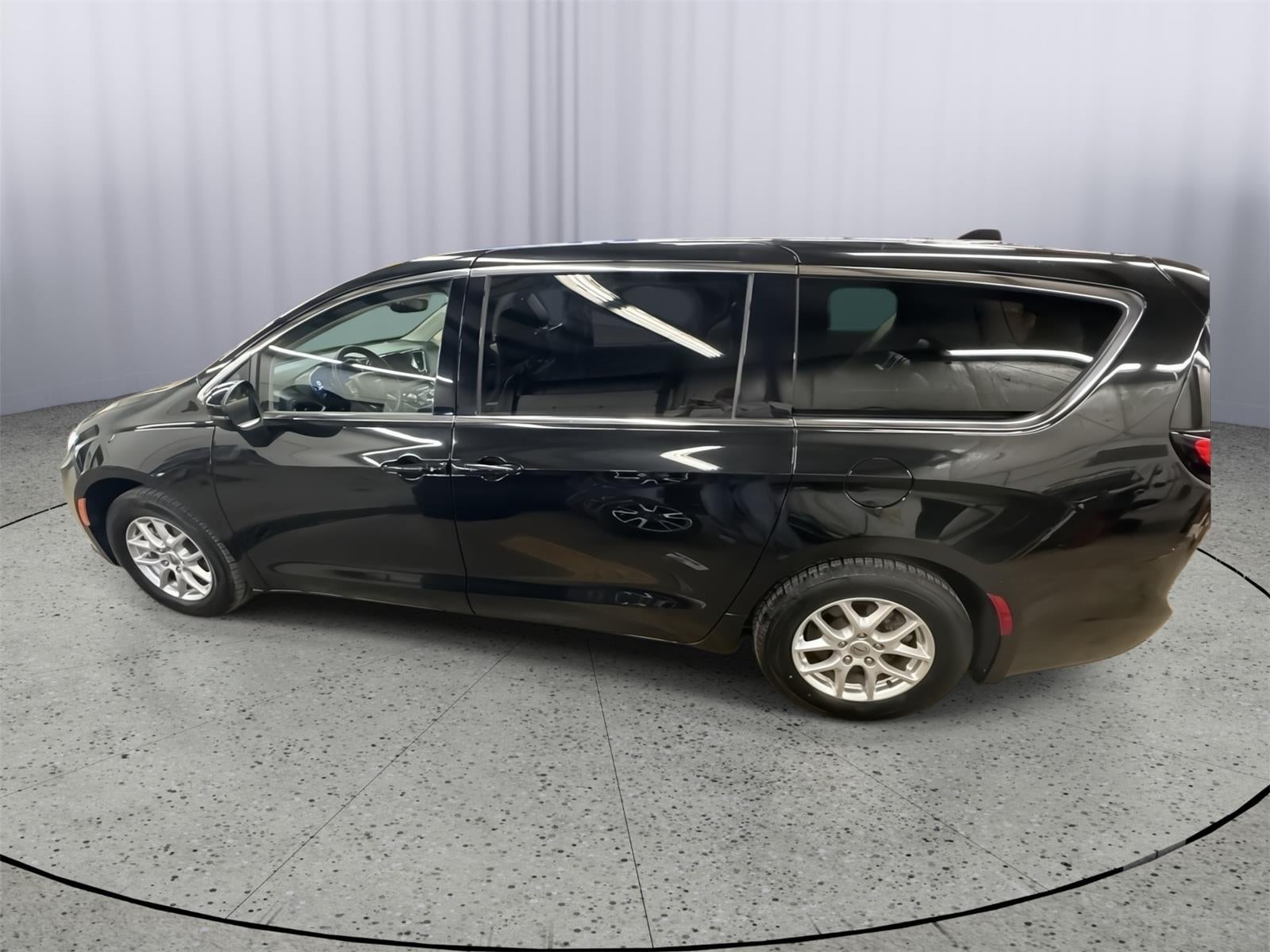 Used 2023 Chrysler Pacifica Touring L with VIN 2C4RC1BG8PR525399 for sale in Kansas City