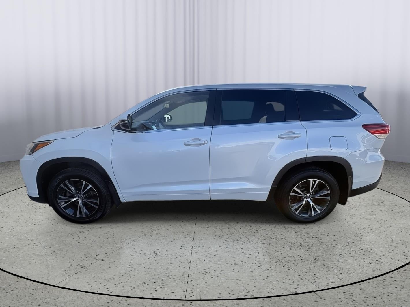 Used 2018 Toyota Highlander LE Plus with VIN 5TDBZRFHXJS837627 for sale in Kansas City