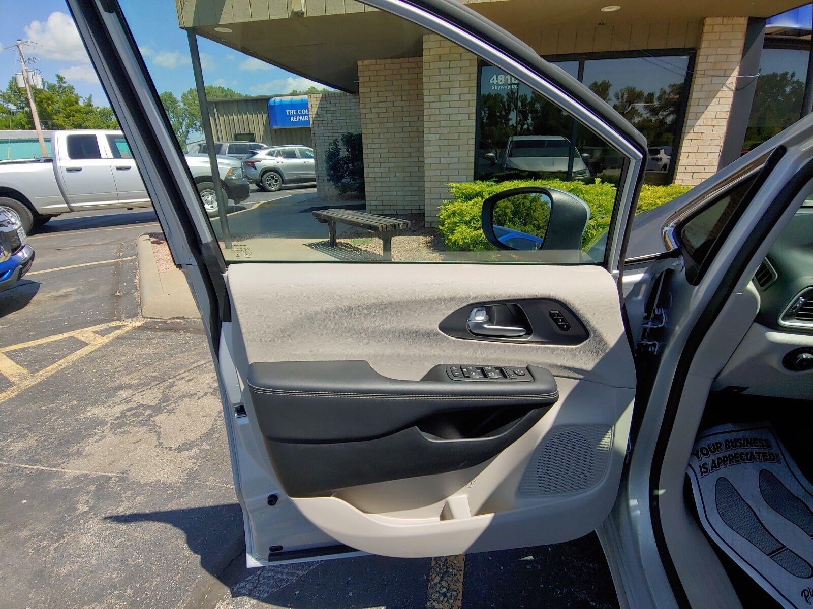 2023 Chrysler Pacifica Touring L