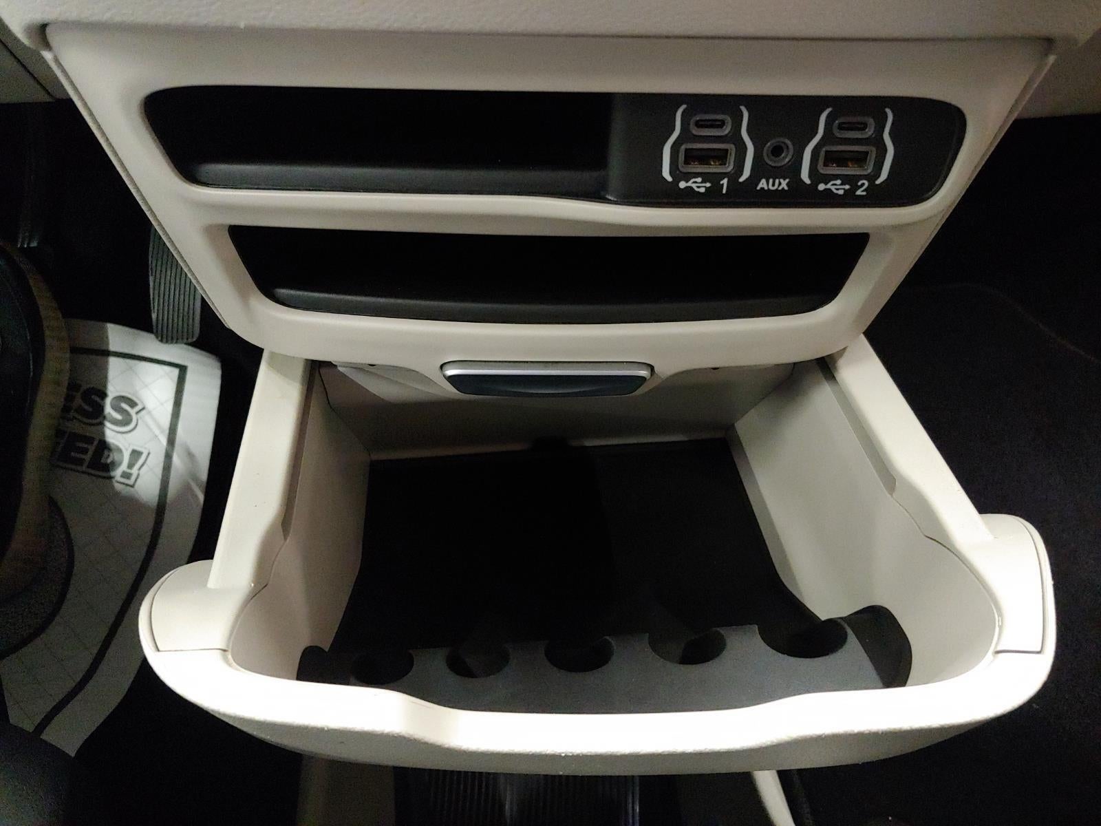 2024 Chrysler Voyager LX