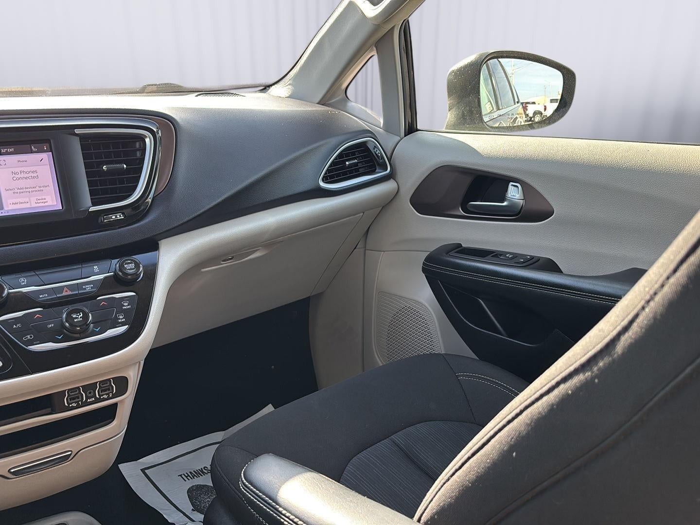 2022 Chrysler Voyager LX